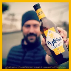 Pastis Breton Ty Jaune servi dans un verre avec glaçons