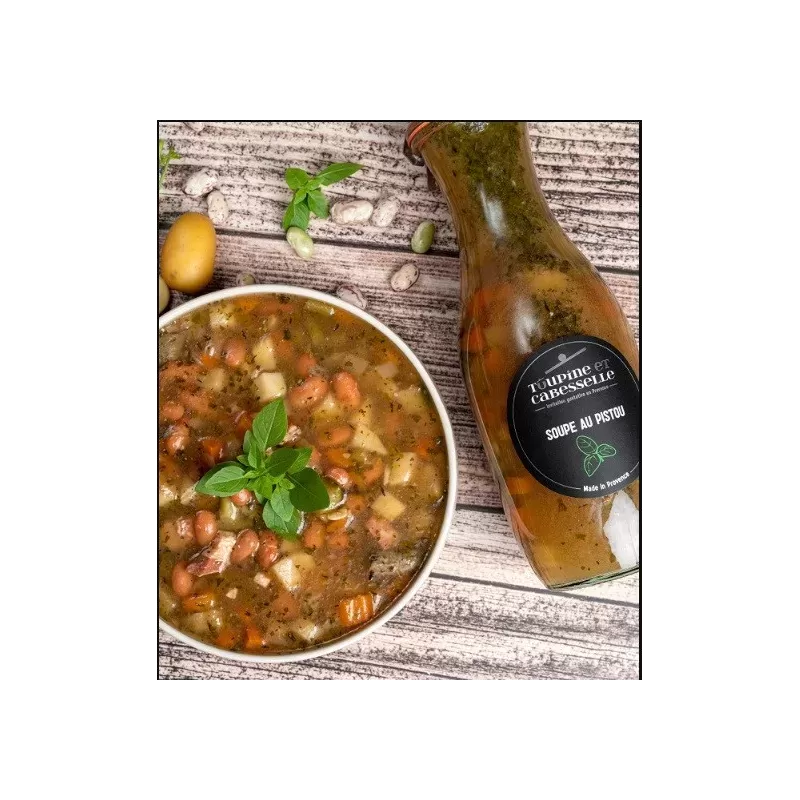 Cuillère de Soupe au Pistou avec légumes et basilic