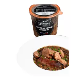Saucisses aux Lentilles Vertes du Puy servies dans une assiette avec des légumes frais et une garniture.