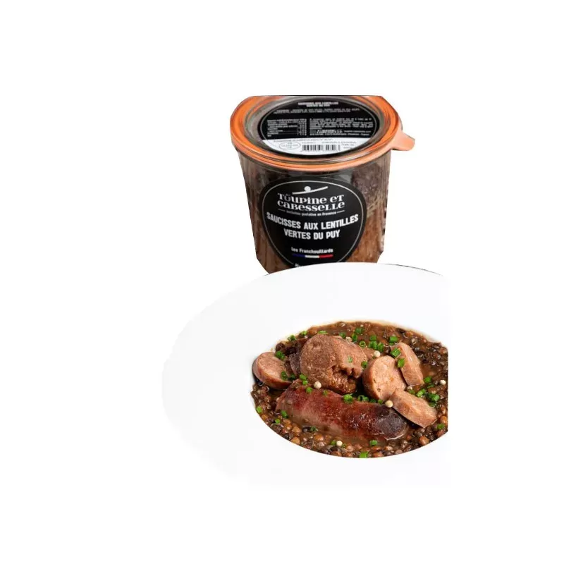 Saucisses aux Lentilles Vertes du Puy servies dans une assiette avec des légumes frais et une garniture.