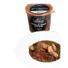 Saucisses aux Lentilles Vertes du Puy servies dans une assiette avec des légumes frais et une garniture.