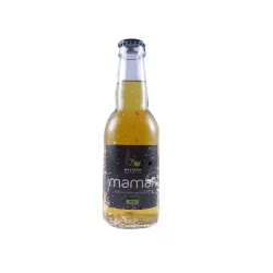 Dégustation du Cidre Maman Biologique Mi-Sec 33cl dans un verre.