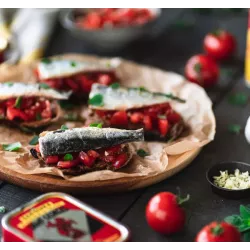 Close-up des sardines à l'huile d'olive Saint Georges, montrant leur texture délicate et leur présentation soignée.