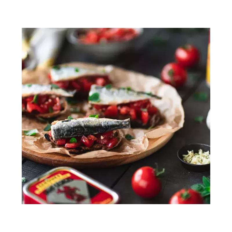 Close-up des sardines à l'huile d'olive Saint Georges, montrant leur texture délicate et leur présentation soignée.