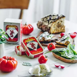 Boîte de sardines à l'huile d'olive Belle-Îloise ouverte, révélant les sardines riches en oméga-3 et prêtes à être dégustées.