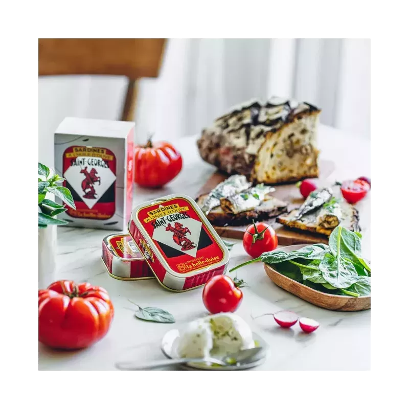 Boîte de sardines à l'huile d'olive Belle-Îloise ouverte, révélant les sardines riches en oméga-3 et prêtes à être dégustées.