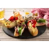 Rillettes de haddock au pommeau de Bretagne servies avec un quartier de citron, sur une assiette élégante.