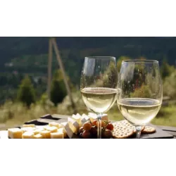 Vin blanc Roussette de Savoie Altesse Blanc versé dans un verre