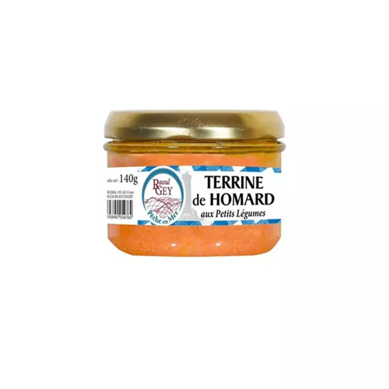 Terrine de Homard aux Petits Légumes servie avec crème fraîche et ciboulette.