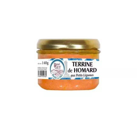 Terrine de Homard aux Petits Légumes servie avec crème fraîche et ciboulette.